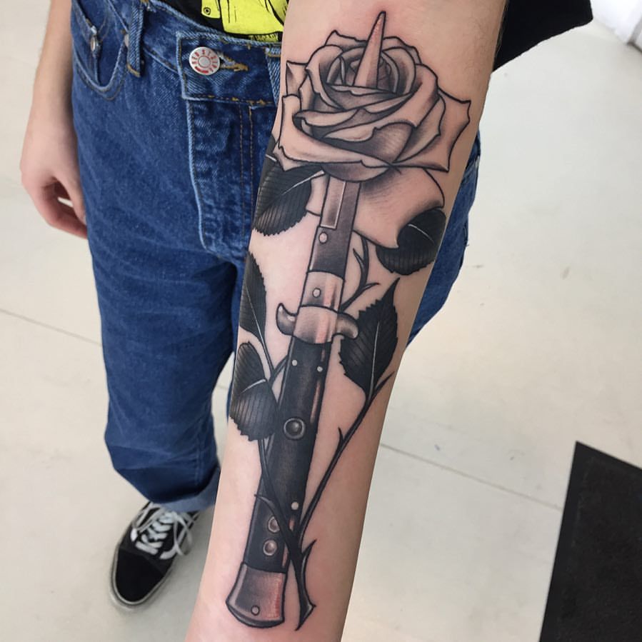 Switch blade and rose for Selin's first tattoo 🥀🔪...