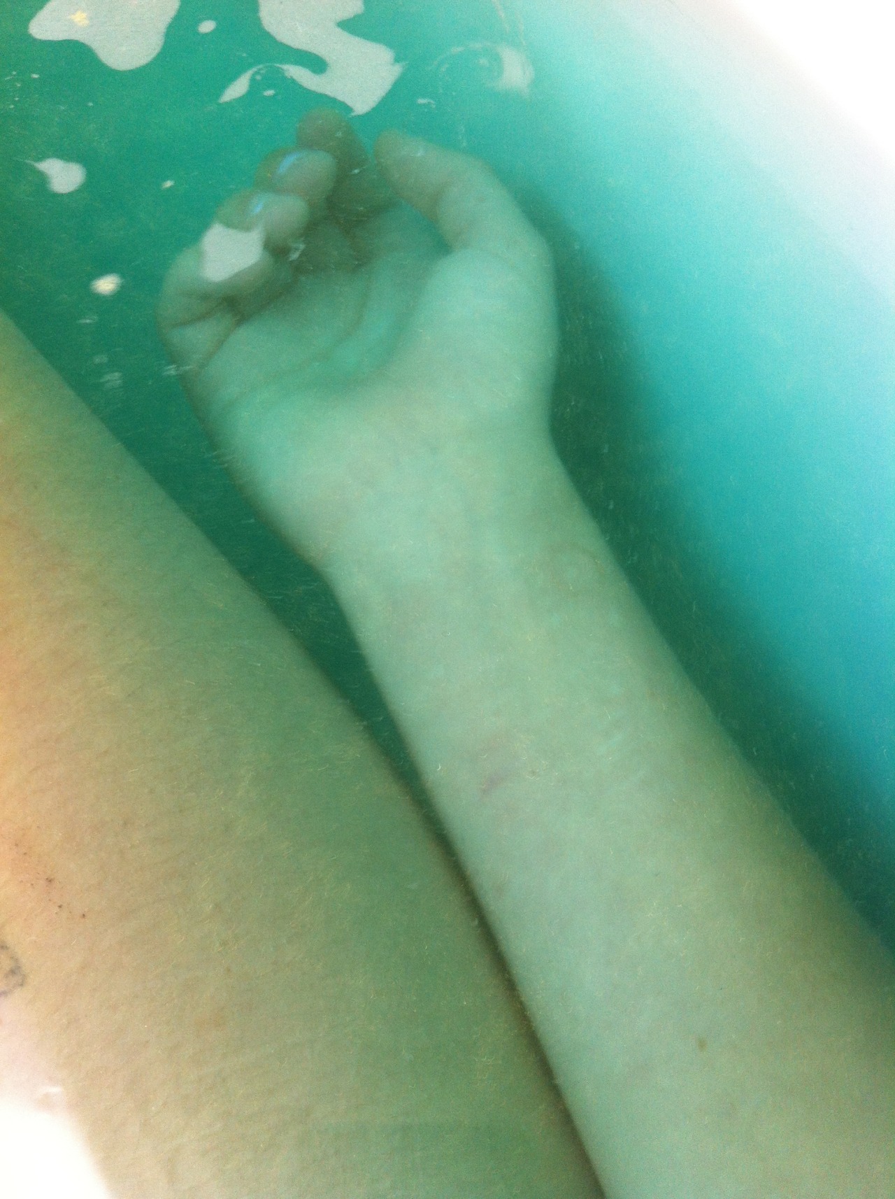 teeveeparty:  look how nice my bath was i used the lush bath bomb that explodes in2
