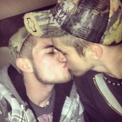 fuckyeahdudeskissing:  Fuck Yeah Dudes Kissing!