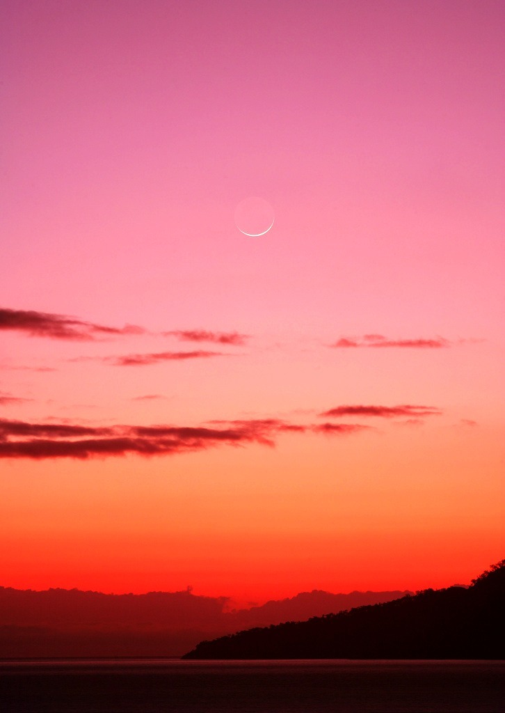 senerii:  New Moon: 32 hours earlier - July 18 by Joseph Brimacombe on Flickr. 