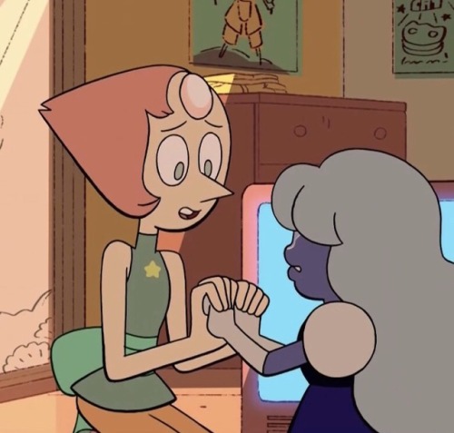 soso0197:   gemproduction:  Pearl was adorable as ever this episode. Her holding Sapphires tiny hands made me melt  