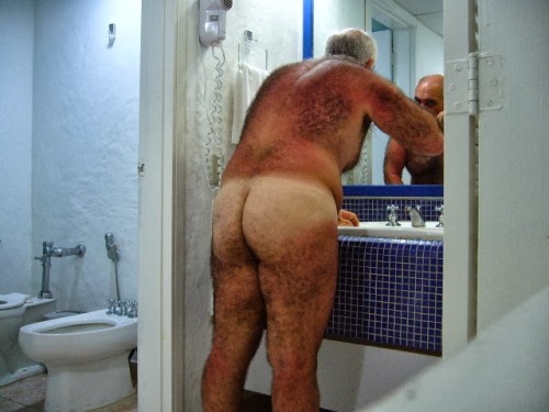 italianbisex:  Daddy in the morning while brushing his teeth…