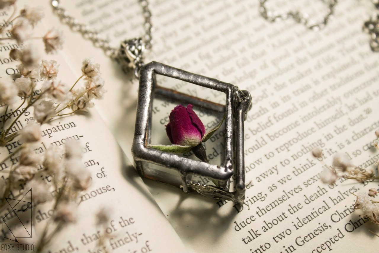 culturenlifestyle:  Exquisite Jewelry Made From Real Flower &amp; Crystals by 