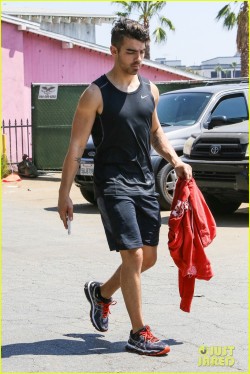 jobrosnews:    August 31: Joe Jonas spotted