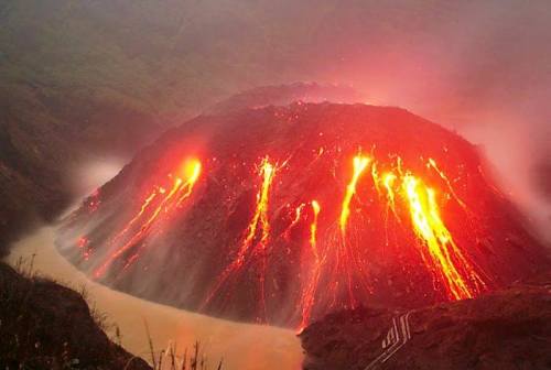 Mt Kelud erupts bringing chaos to Java Last Thursday this 1730 metre Indonesian stratovolcano erupte