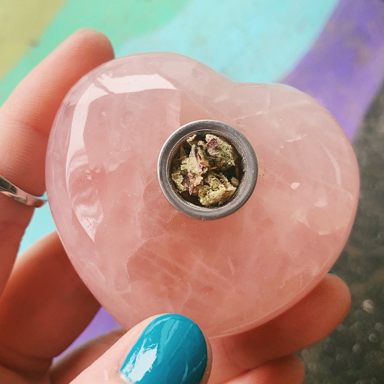 therealentwivesoffangorn:My rose quartz princess pipe 💕 she’s so pretty! 