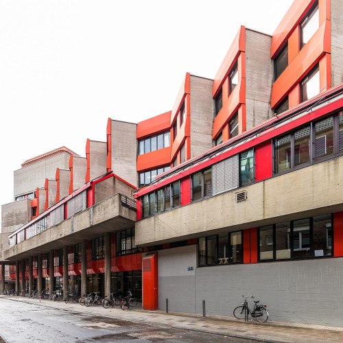 Diagonally staggered façade and expressively protruding spikes cladded in red aluminium&h