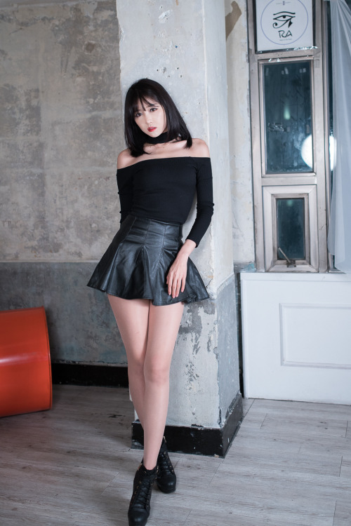 prettymissy4u:Lee Eun Hye - Leather Mini Skirt Style. ♥
