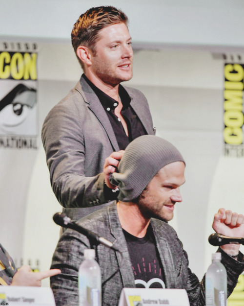 lipglosskaz:Accurate representation of J2’s personalities 43/?  (SDCC 2016)