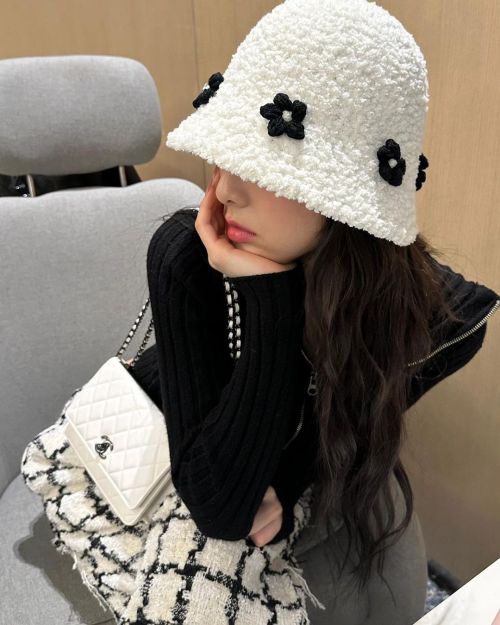 itzyinstagram:  yuna instagram update