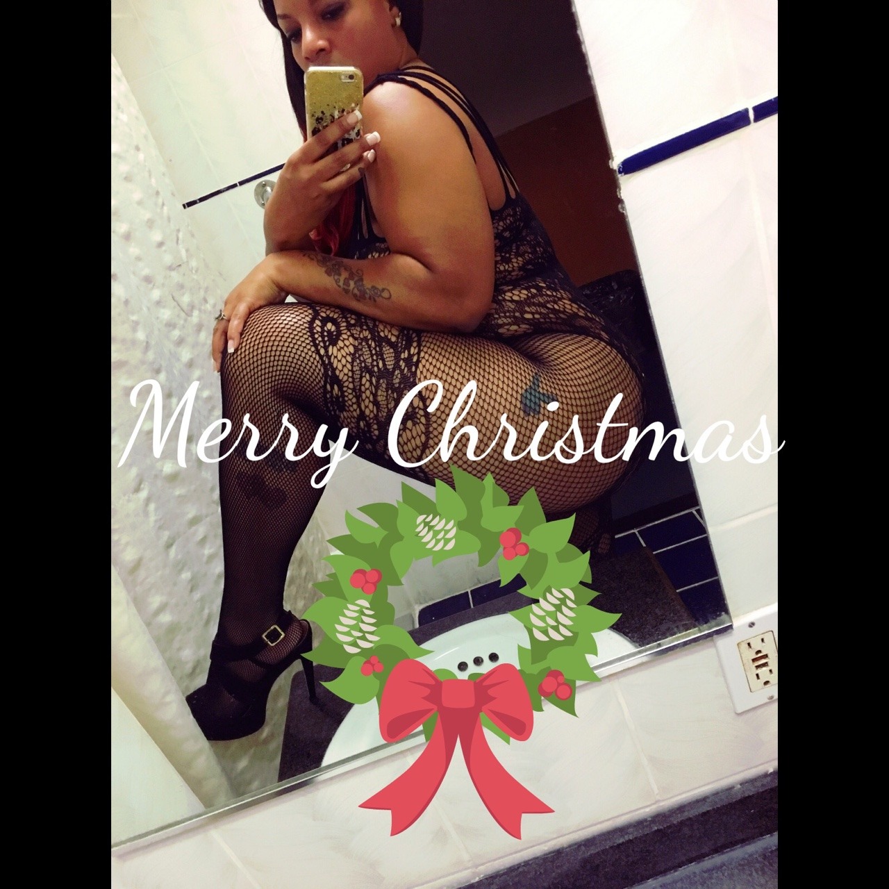 headturnsmeon:  Merry Christmas loves 😘❤  Would make a great Christmas card.