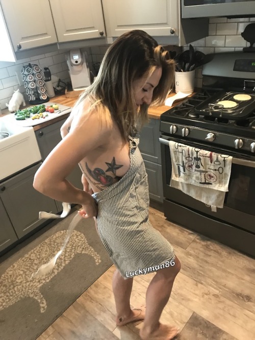 luckyman86: Babe hooked me up with some sexy Sunday breakfast. God I love this women she gets better
