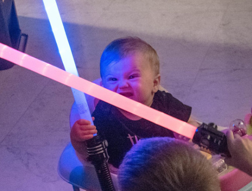 winneganfake:plasticinesoul:tastefullyoffensive:When the force hits you a little too hard… (via Momm