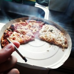 uigatoso:  Almoço 😂👌 #pizza #ganja #smoke #weed #beck #sp #011 #lara #fome #boatarde