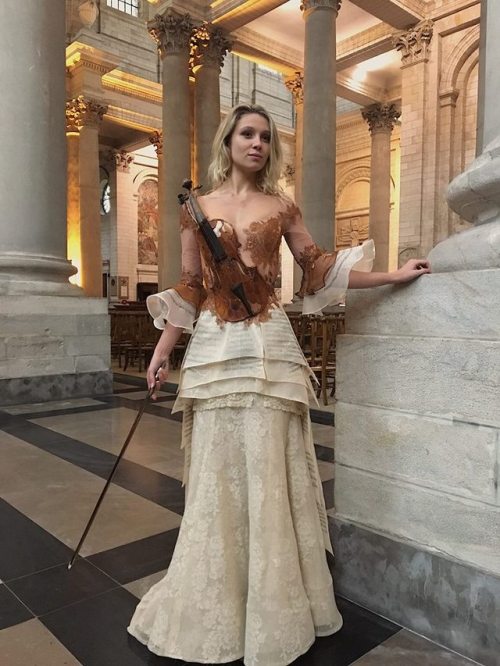 celesteandtheirfandoms:  pahetic:  queentoreador:  steampunktendencies:   Dress by french designer Sylvie Falcon    !!! It’s Emilie   @delsinsfire   You can’t understand how much I love this dress 