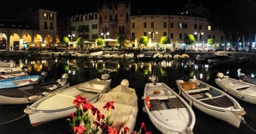 🌺❤
#love #desenzanodelgarda #desenzano #dese #garda #gardalake #lake #relax #relaxtime #gelato #icecream #walkingaround #instagarda #flower #flowers #colorful #nature #beautiful #stunning #barchette #barca #riflessi #nigh #nightout #withmylove...