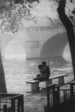 gueule-de-loupviolette:Willy Ronis -  Lovers, Paris ( 1950s).