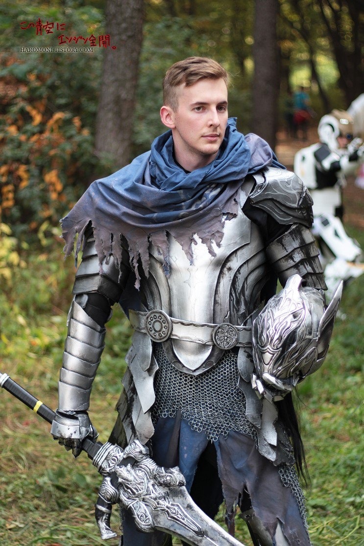 shadowmagnum: cosplayguys: Dark Souls Artorias A holy warrior - A Temple Paladin!