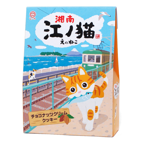 江ノ猫クッキーのパッケージイラスト『株式会社しいの食品』様から発売された『江ノ猫』クッキーのパッケージイラストをやらせていただきました。江ノ島の風景をバックにお魚をくわえた猫を描きました。現在、江ノ島