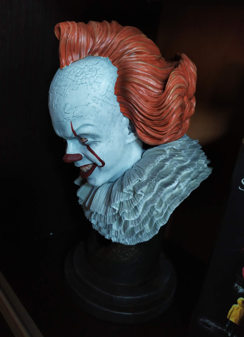 AAAAAAAAA I got my Diamond Select Pennywise bust! Way earlier than I expected it, too!His left eye’s