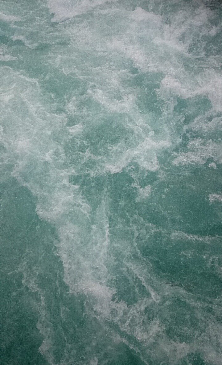 liveinanimeworld:  The water looked so pretty today 