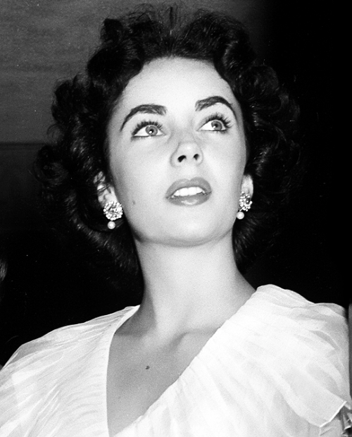 deforest:Elizabeth Taylor photographed by Bob Willoughby at the baby shower she and Barbara Thompson