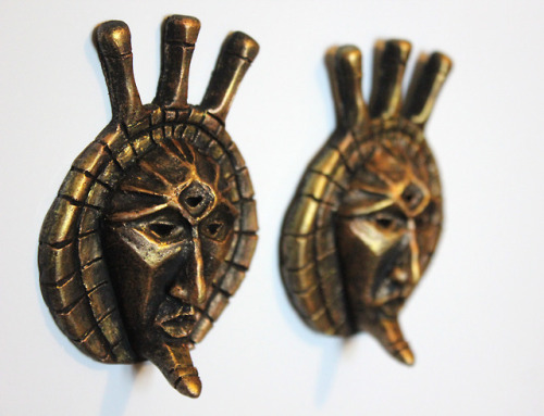 Dagoth Ur magnet by Chergarka.A refrigerator magnet with Dagoth Ur mask, run in resin, colored with 