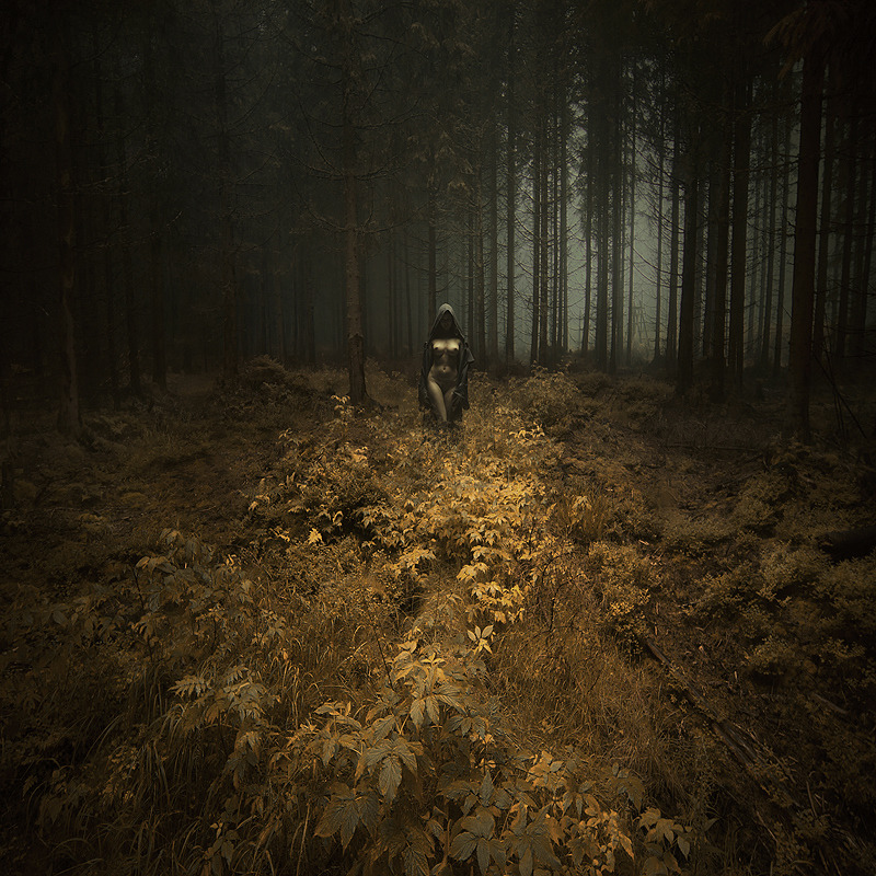 free-spirit-the-soul-of-a-gypsy:  Angel of Sorrow (by Karezoid Michal Karcz) 