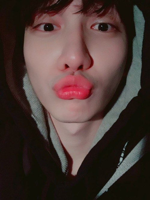 officialrovix:190406 Hyuk's Twitter Update | © HSangHyuk