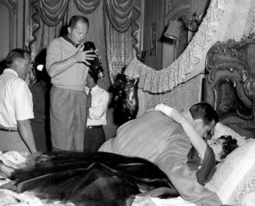 behindtheillusions: Director Billy Wilder, William Holden, and Gloria Swanson on the set of Sun