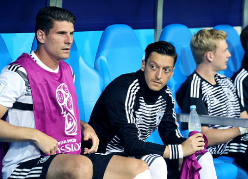 neymarjrs:Mario Gomez and Mesut Özil of Germany sits on the bench during the 2018 FIFA World Cup Rus