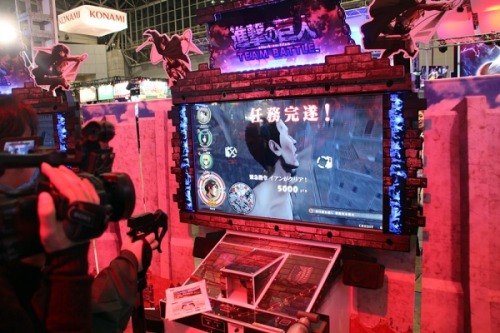 CAPCOM has announced that they will exhibit more details about the upcoming Shingeki no Kyojin TEAM BATTLE arcade game at Japan Amusement Expo 2016 (JAEPO2016) on February 19th - 20th! The game will focus on action play using 3DMG, and network multiplayer