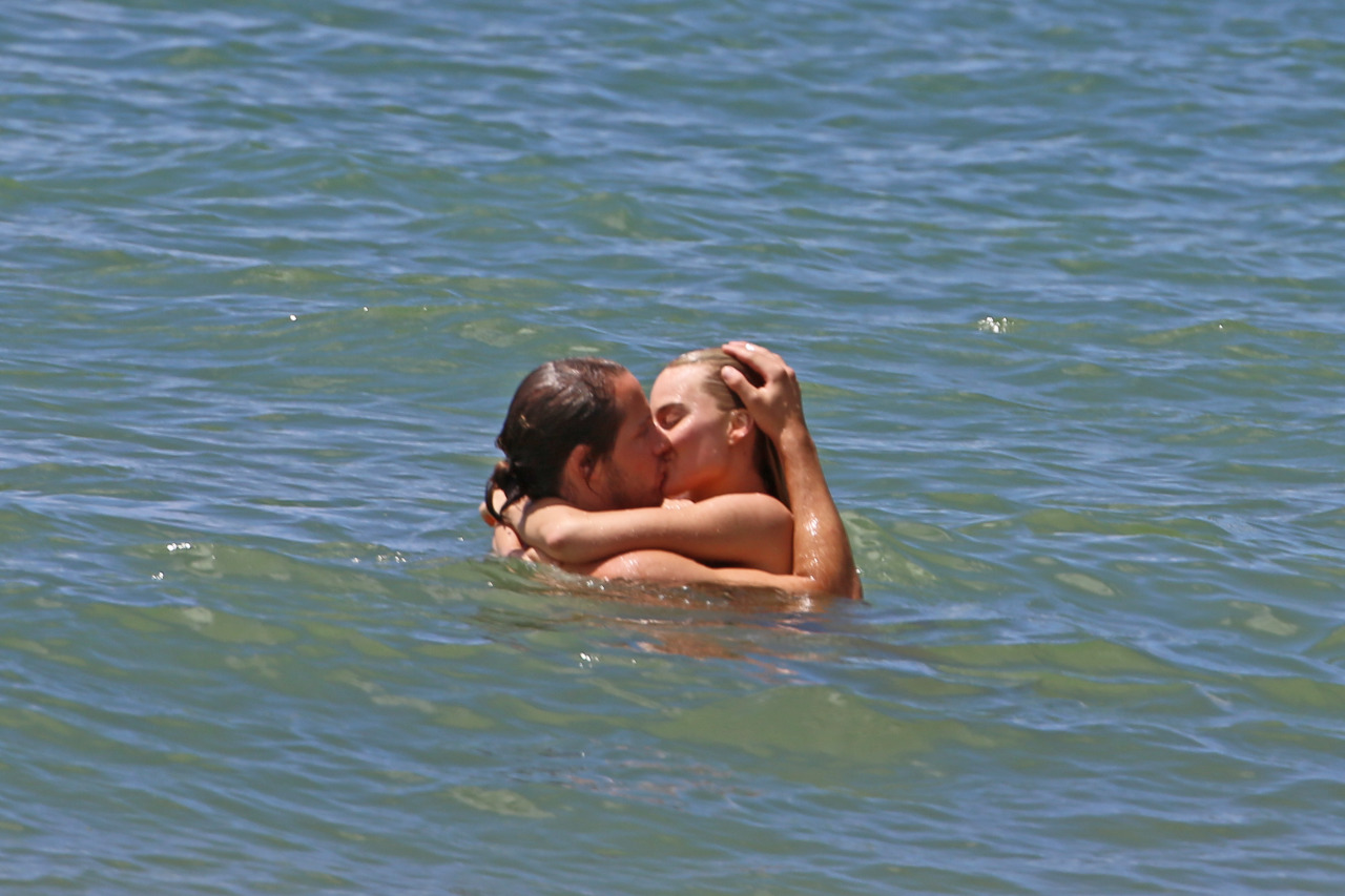 toplessbeachcelebs:  Margot Robbie (Actress) sunbathing topless in Hawaii (July 2016)