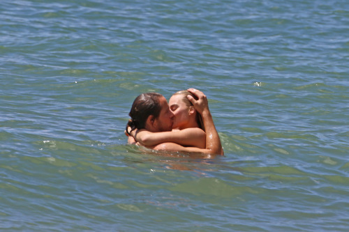 toplessbeachcelebs:  Margot Robbie (Actress) sunbathing topless in Hawaii (July 2016) Margot Robbie is so hot right now! I’m not talking about her star power or her upcoming role as Harley Quinn in the new Suicide Squad movie. I’m talking about her