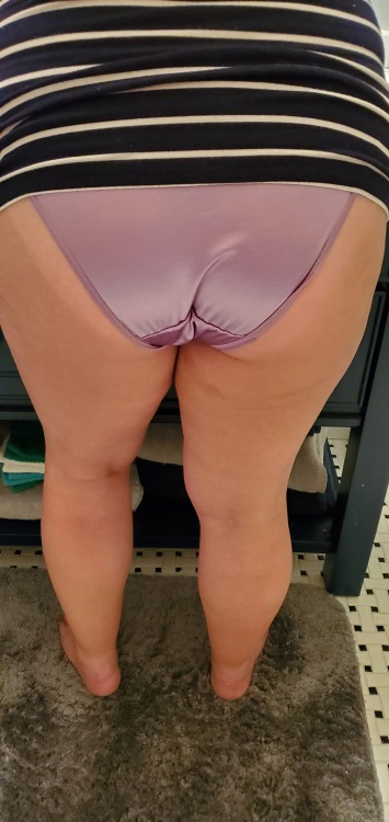 abunker1: What a target! I want to cum all over her satin covered ass! Who’s with me?