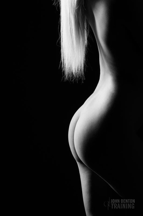 dentonnudes:  Regular visitors to the blog will know of my love of edge lighting. These are from Jaz’s first ever nude shoot and show how light and shadow can be used to emphasise form. One elinchrom ELC HD Pro 500W light with a strip rotalux softbox.
