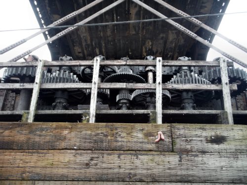 thewelovemachinesposts:  Exposed gears on the 102 year old Grassy Point Railroad bridge over the St. Louis River in Duluth, MN.  Source: https://imgur.com/LzLYJiV 