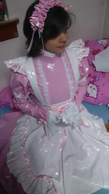 sissymarcia:pet-husband:Lovely pink sissymaid house husbands around the world.sweet Sissy ! Lovely !