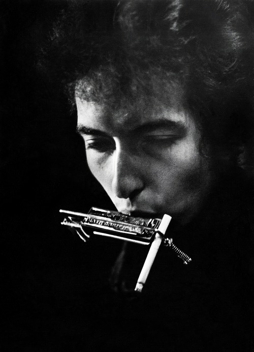 shihlun:  Bob Dylan with a cigarette in the