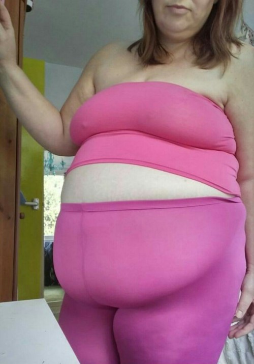 lovemlarge:  Such an incredible sexy belly 😙