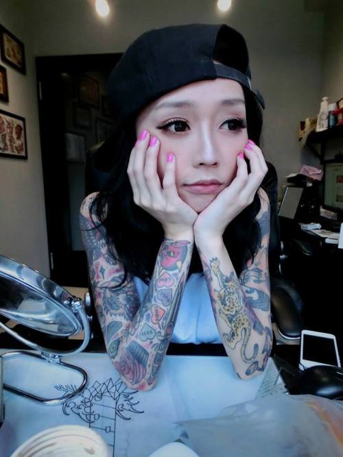 monsterousgirl:  i want to be this cute and covered in tattoos :< 