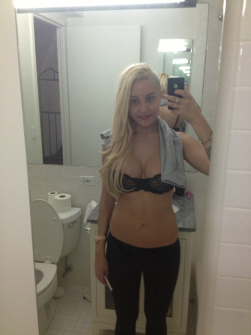 celebssucker:  Amanda Bynes Half-Naked Self porn pictures