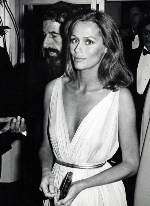 crfashionbook:Throwback to Lauren Hutton at the Oscars