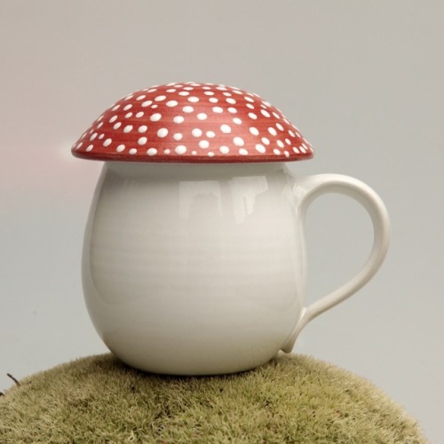 lavenderwaterwitch:sosuperawesome:Mushroom Mugs by Vanda Valerie on Etsy