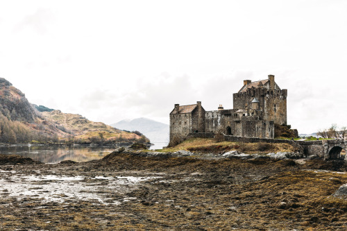 rishaddaroo: Eilean Donna Castle in the western Highlands of Scotland. instagram.com/rishad