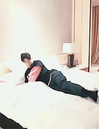 Luo Yun Xi shares his daily bedtime ritual to thank the fans for their support.Night Deity&helli