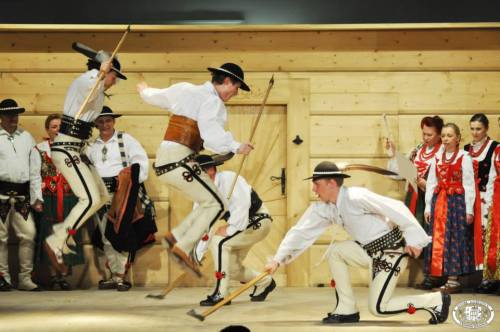 lamus-dworski: Zbójnicki (adj.) - traditional dance from the mountainous regions of 