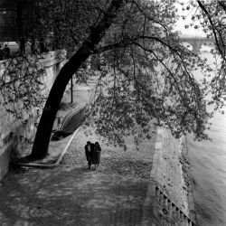 poboh:  Verliefd stel langs de Seine, Parijs / Infatuated couple along the Seine, Paris, 1950’s,   Kees Scherer.  Dutch (1920 - 1993) 