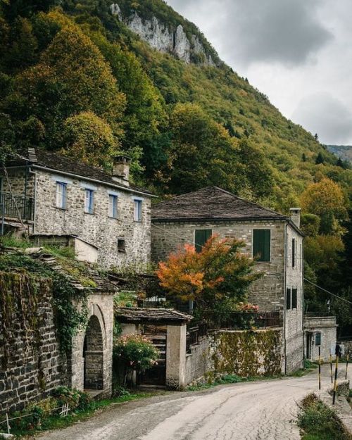 Díkorfo, Zagori, Greece.Photo by @sotiris_bozouris