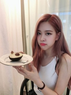 XXX joyhearv:Rosé girlfriend material photo